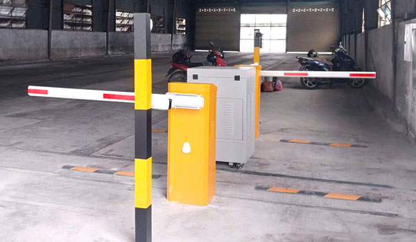 Bãi giữ xe thông minh giữ xe máy nhân viên 118 Huỳnh Tấn Phát 