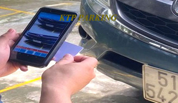 Máy giữ xe cầm tay quét biển số xe
